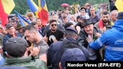  Profesorul Szilágyi N. Sándor scrie într-un editorial că în zona Transilvaniei „conflictele spontane între grupuri etnice (mai ales între români și maghiari) nu prea sunt specifice”