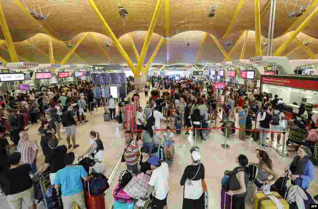 Aeroportul Adolfo Suarez Madrid–Barajas din Madrid, Spania. Pasagerii așteaptă în Terminalul 4. 19 iulie 2024.