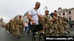 Український військовий ветеран, який втратив ногу, на святкуванні Дня Незалежності, Київ, 24 серпня 2020 року