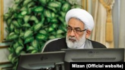 به گفته دادستان کل، «دوتابعیتی‌ها می توانند افراد خطرناکی باشند».