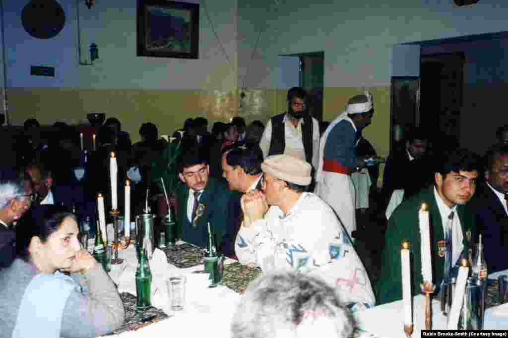 زده کوونکي او استادان ماښامنۍ ډوډۍ ته راټول دي