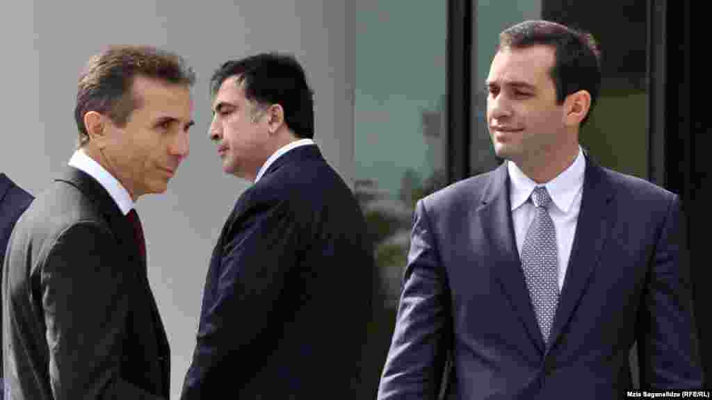 Gürcüstan prezidenti Mikheil Saakashvili ilə görüşdə onun komandasının keçmiş üzvü, indi isə müxalifətdə yer alan İrakli Alasania (ön cərgədə, sağda) ilə də görüşür. Tbilisi, 9 oktyabr 2012