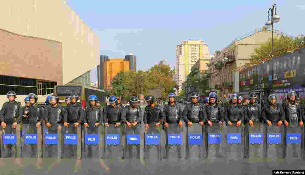 Акцію 19 жовтня у Баку не узгодили з владою. Центр міста оточила поліція, кілька станцій метро зачинили. Також повідомляли про відключення мобільного інтернету в центральній частині Баку. Організатори мітингу 19 жовтня – Національна рада демократичних сил – вимагають звільнення політв’язнів, створення умов для демократичних виборів, скасування ліміту на користування електроенергією і природним газом, відновлення виплати дитячої допомоги і вирішення карабахської проблеми.