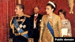 محمدرضا پهلوی، آخرین پادشاه ایران همراه با فرح پهلوی، ملکه سابق در یک مراسم سلطنتی.