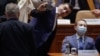 Telefonul a devenit un accesoriu foarte important în arsenalul celor de la AUR, care comunică în direct întreaga activitate din Parlament. 