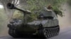 Украински военни с американска 155-милиметрова самоходна гаубица M109 в Донецка област.