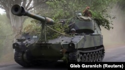 Украинские военные на американской 155-мм башенной самоходной гаубице М109 в Донецкой области, 13 июня 2022 г.