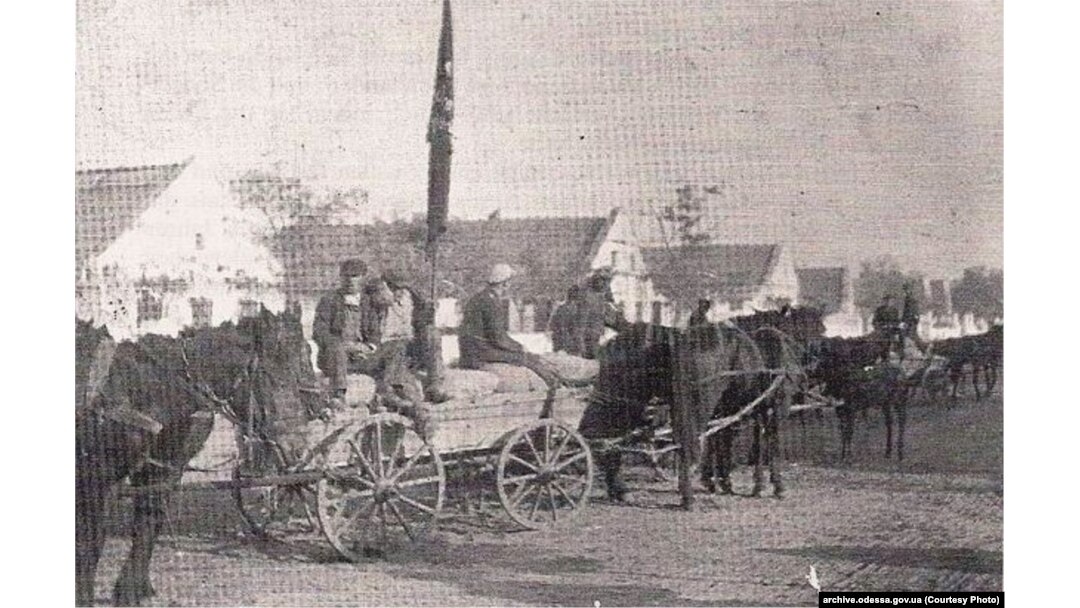 Примусовий збір зерна в селі Кандель, 1932-1933 рр. Фото: Державний архів Одеської області