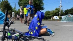 Протестираща чете книга на Орлов мост