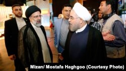 حسن روحانی و ابراهیم رئیسی، در حاشیه دومین مناظره انتخاباتی نامزدها
