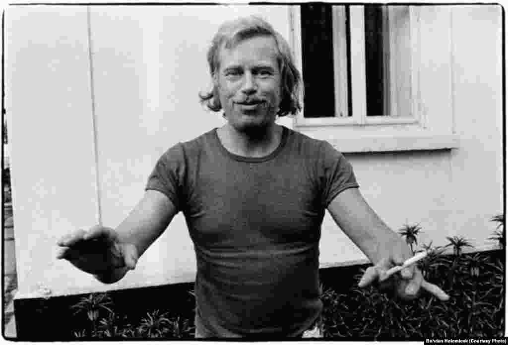 Вацлаў Гавэл у 1975 годзе на сваім летніку "Градачак" у паўночнай Чэхіі