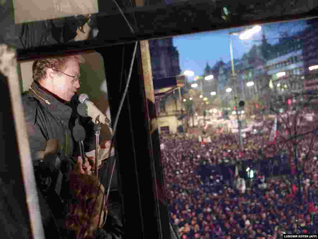 24 ноября число демонстрантов возросло до 300 тысяч. Вацлав Гавел, драматург, диссидент и бывший политзаключенный, обратился к протестующим с балкона одного из зданий на Вацлавской площади. 