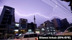 په پېښور کې یوه باراني ورځ ـ پخوانی انځور.
