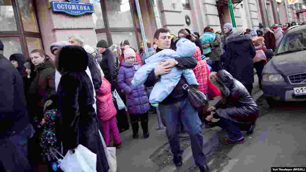 Для инвалидов 1-2 группы и лиц с детьми до 5 лет на улице Остоженка организована отдельная очередь – в ней придется простоять 2-3 часа. 