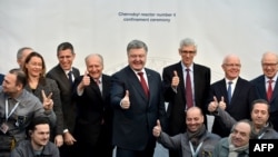 Під час урочистої церемонії з нагоди завершення насування на зруйнований четвертий енергоблок ЧАЕС «нового безпечного конфайнменту. Посередині – президент України Петро Порошенко. Чорнобиль, 29 листопада 2016 року
