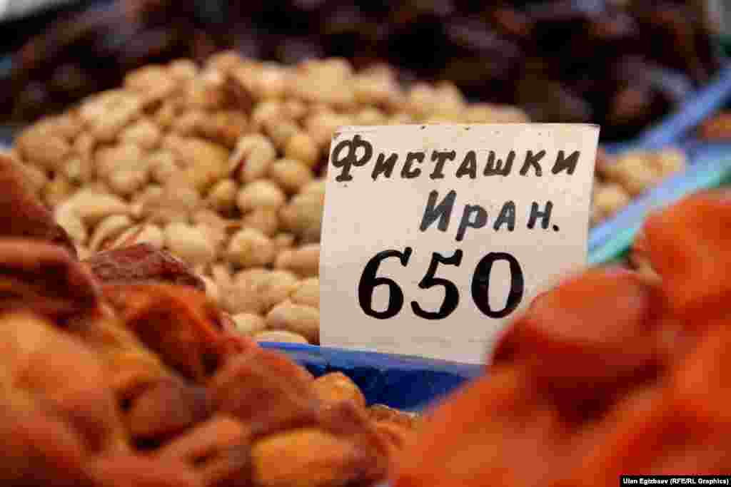 На "Дыйкане" продается сельхозпродукция не только местного производства.