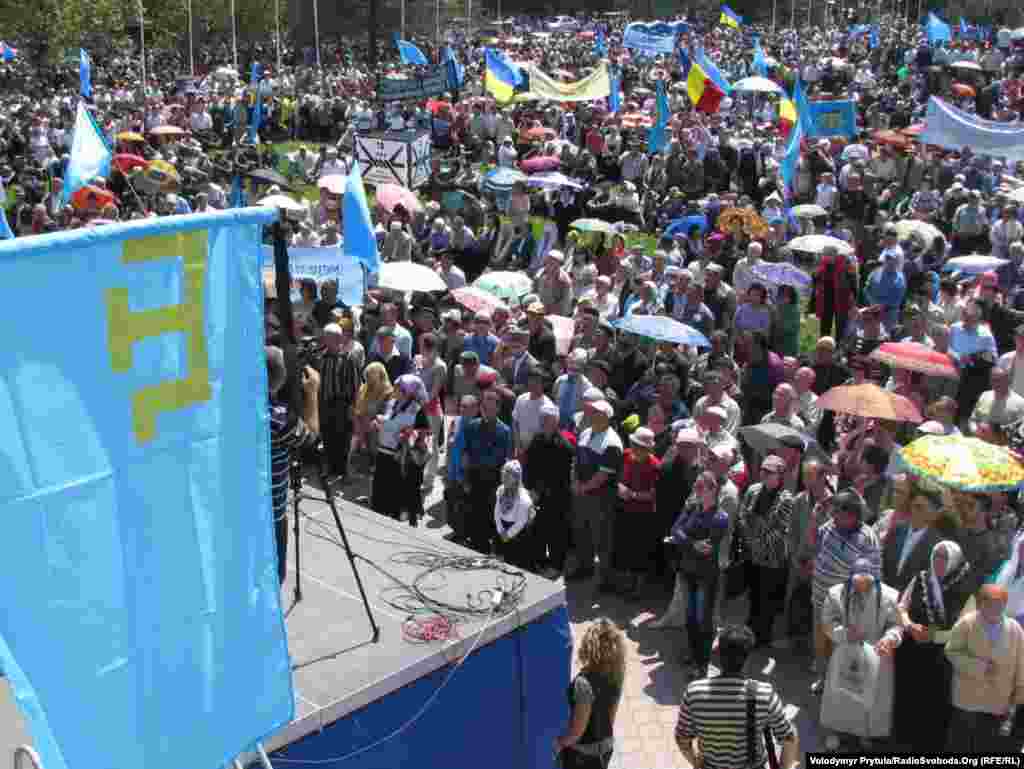 Рік 2011-й, Сімферополь, площа Леніна. Кількість людей з кожним роком не стає меншою, і однозначно більше з'являється прапорів. На задньому плані – румунський прапор; через цю країну чимало кримських татар емігрували під час Другої світової війни.