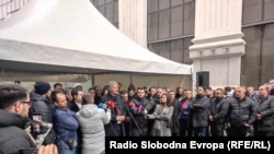 Собир пред Уставен суд каде има расправа за оценување на уставноста и законитоста на Законот за употреба на јазиците.