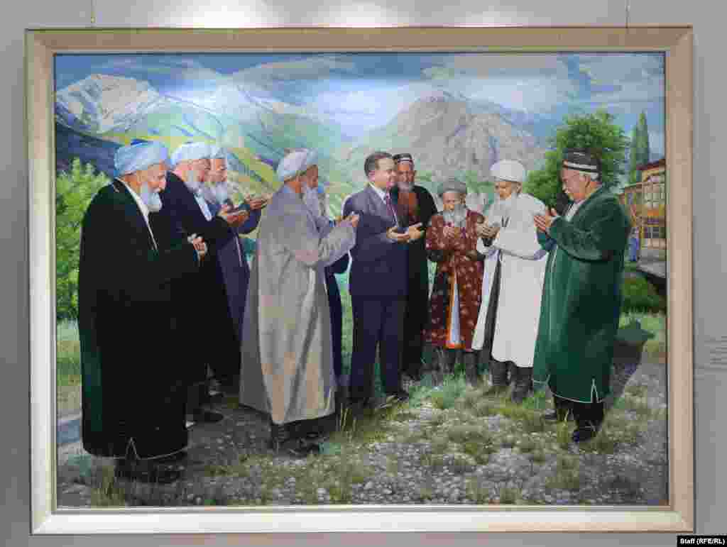 Картина, созданная в 2005 году, изображает Каримова молящимся вместе с сельскими старейшинами. Прежний президент Узбекистана был известен тем, что проводил жесткую кампанию против исламского радикализма и его возможных сторонников. 