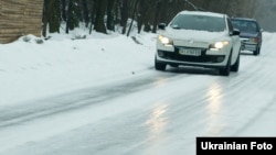 На дорогах в п'яти областях очікується ожеледиця