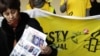 Живущая во Франции правозащитник Надежда Атаева принимает участие в акции протеста против визита президента Узбекистана Ислам Каримова в столицу Европейского союза. Брюссель, 24 января 2011 года. 