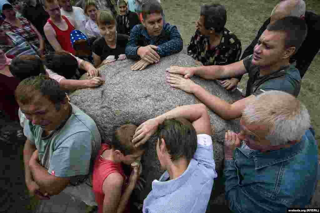 Цяпер тут ляжыць іншы валун. Легенда пра Сіні Калодзеж напісаная на вялікім валуне, што стаіць пасярод паляны, дзе ручай робіць круты паварот. Нехта лекуецца, прытуляючыся да каменя.