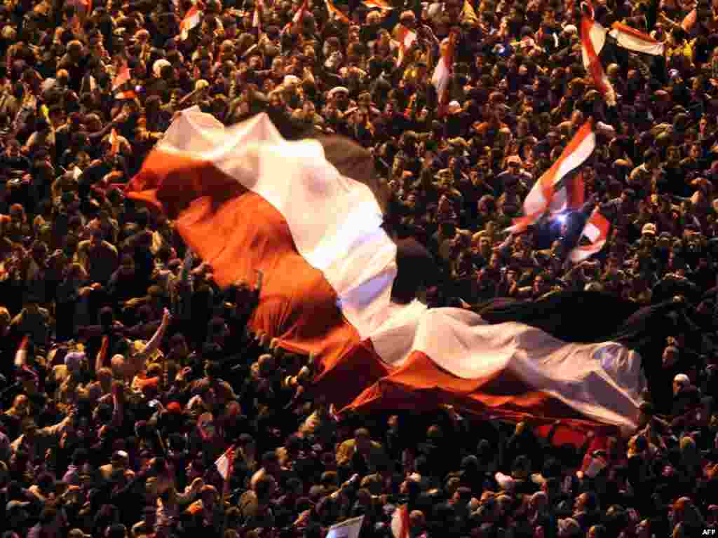 Təhrir Meydanı, 11 fevral 2011. Mubarak'ın istefasını elan etməsindən dərhal sonra meydanın reaksiyası.