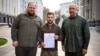Президент України Володимир Зеленський (посередині), прем’єр-міністр Денис Шмигаль (праворуч) і спікер парламенту Руслан Стефанчук із заявкою на пришвидшений вступ України до НАТО. Київ, 30 вересня 2022 року