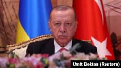 Президент Туреччини Реджеп Таїп Ердоган під час церемонії підписання угоди, підтриманої ООН, про розблокування експорту зерна з України на тлі глобальної продовольчої кризи, спричиненої масштабним вторгненням РФ на українську територію. Стамбул, Туреччина, 22 липня 2022 року