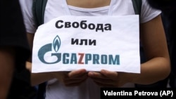 Бугарија - Демонстрант држи транспарент на кој на бугарски пишува „Слобода или Газпром“ за време на протест во Софија, 10 август 2022 година.
