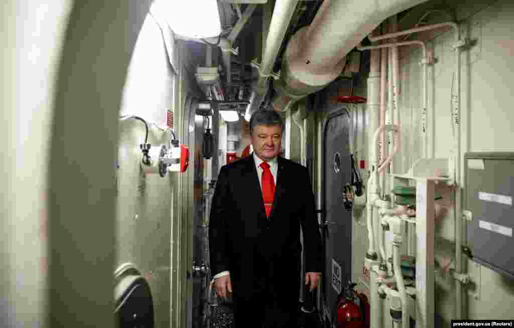 Президент Петро Порошенко під час відвідування есмінеця ВМС США «Дональд Кук», Одеса, 26 лютого 2019 року