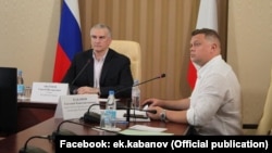 Российский глава Крыма Сергей Аксенов и вице-премьер российского правительства Крыма Евгений Кабанов