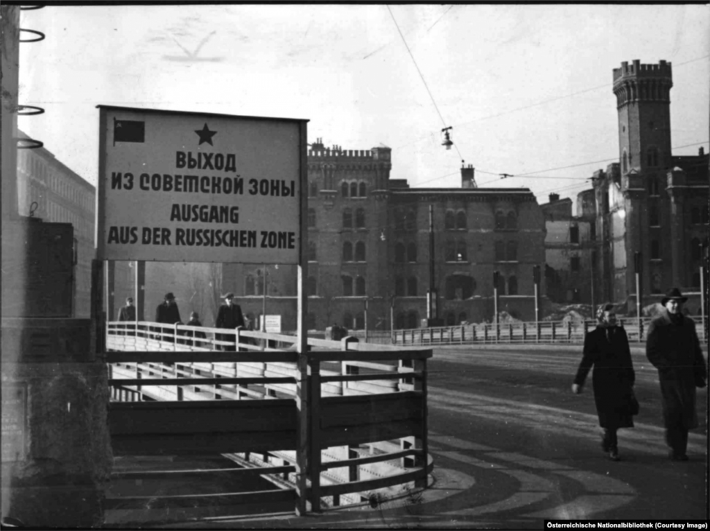 Знак на русском и немецком языках на границе советской зоны оккупации. Центр Вены управлялся совместно силами союзников. Эта странная система управления была даже воспета в кино: в 1949 году на экраны вышел фильм-триллер «Третий человек», снятый по роману Грэма Грина