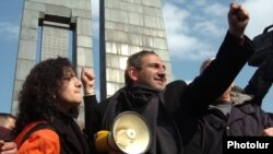 Armenia - Opposition leader Nikol Pashinian addresses protesters that barricaded themselves in central Yerevan, 1 March 2008.