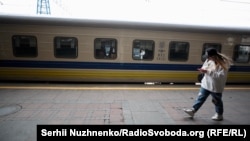 «За можливості та наявності місць провідники та стюарди «Укрзалізниці» проводитимуть розсадку пасажирів у вагоні на більшу дистанцію один від одного»