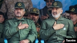 حسین سلامی (راست) فرمانده جدید سپاه پاسداران و محمدعلی جعفری، فرمانده پیشین سپاه.