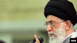 آیت الله خامنه ای آمريكايى ها را متهم كرد كه «۴۵ ميليون دلار بودجه تصويب كرده اند تا از طريق اينترنت جمهورى اسلامى ايران را شكست دهند» و آن را نشانه «درماندگى دشمن» دانست.