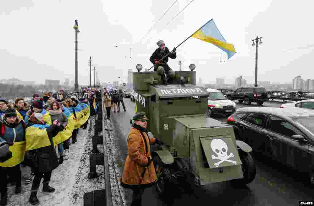 Під час акції «Живий ланцюг» соборності – об'єднаємо береги Дніпра на мосту Патона», організованої з нагоди відзначення 99-ї річниці проголошення Акту Злуки УНР й ЗУНР. Київ, 22 січня 2018 року