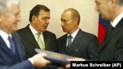 Gerhard Šreder u vreme kada je bio nemački kancelar razgovara sa predsednikom Rusije Vladimirom Putinom u Jekaterinburgu u oktobru 2003.