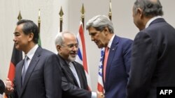 Iranski ministar spoljnih poslova Džavid Zarif i američki državni sekretar Džon Keri, 24. novembar 2013.