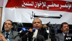 عصام‌العریان، نفر اول از چپ، به همراه دو نماینده دیگر اخوان‌المسلمین
