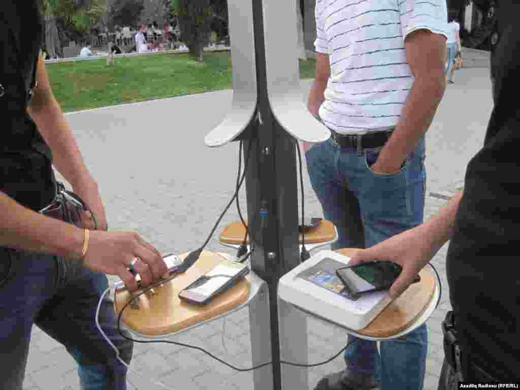 Avropa Oyunları vaxtı bulvarda telefon və başqa texniki cihazlar üçün quraşdırılmış, günəş enerjisi ilə işləyən, pulsuz enerji yığan cihaz da qalır. Ancaq cihazın 6 xəttindən ancaq biri işləyir, qalanları sıradan çıxarılıb.