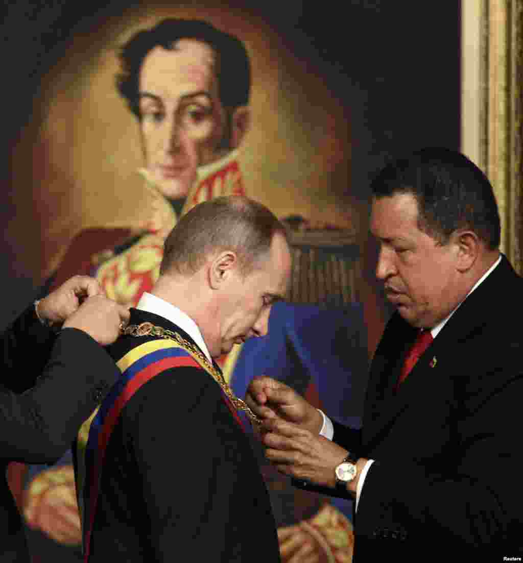 Ruski premijer Vladimir Putin i Hugo Chavez, Caracas, 2. april 2010. Foto: REUTERS / Jorge Silva