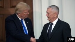 Обраний президент США Дональд Трамп і генерал-морський піхотинець у відставці Джеймс Маттіс після зустрічі в гольф-клубі Трампа у Нью-Джерсі 19 листопада 2016 року
