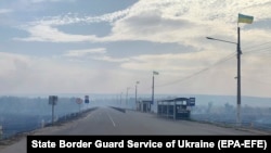 Нещодавно КПВВ Станиця Луганська палав у лісових пожежах. Тоді він ще працював у повному обсязі. Людей евакуювали в безпечне місце. Постраждала інфраструктура, однак КПВВ відновив роботу. А вже 15 жовтня був зачинений на карантин