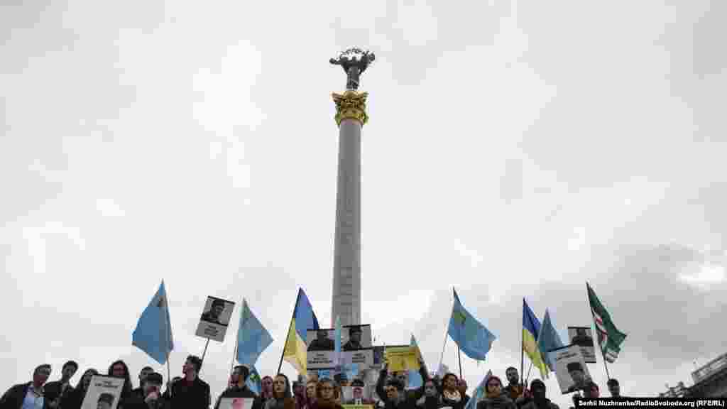 Участники акции держат плакаты в поддержку политзаключенных Кремля – Ильми Умерова, Ахтема Чийгоза и других