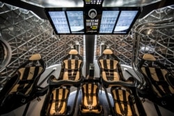 Внутрішня частина капсули Crew Dragon, яка може вмістити до семи астронавтів