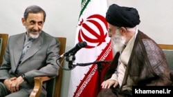 علی اکبر ولایتی (نفر چپ) در کنار علی خامنهای، رهبر جمهوری اسلامی