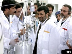 Iranian President Mahmud Ahmadinejad (center) inspecting the Natanz nuclear plant in central Iran