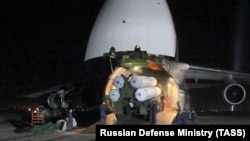 Raketni sistemi protivvazdušne odbrane S-300 istovareni iz teretnog aviona Antonov An-124-100 Ruslan u vazdušnoj bazi Hmejmim u Siriji, 3. oktobar 2018.